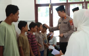 Kapolres Aceh Singkil AKBP Joko Triyono didampingi Ketua Bhayangkari Cabang Aceh Singkil menyerahkan santunan kepada anak yatim dan piatu usai zikir dan doa bersama dalam rangka Hari Bhayangkara ke-80 di Mushola At-Taqwa Polres Aceh Singkil.