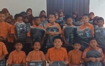 Tas sekolah bantuan untuk ribuan siswa SD di Kota Langsa menjadi sorotan publik karena transparansi pengadaan proyek senilai sekitar Rp3,9 miliar dipertanyakan.