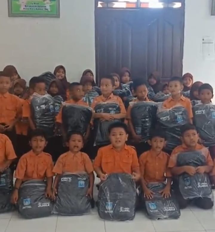 Tas sekolah bantuan untuk ribuan siswa SD di Kota Langsa menjadi sorotan publik karena transparansi pengadaan proyek senilai sekitar Rp3,9 miliar dipertanyakan.