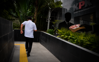 Pegawai fungsional madya Direktorat Jenderal Bea dan Cukai, Ahmad Dedi, tampak bergegas meninggalkan area Gedung Merah Putih KPK usai menjalani pemeriksaan. Momen tersebut terjadi saat sejumlah wartawan berupaya meminta keterangan terkait perkembangan kasus dugaan suap importasi barang yang menyeret nama sejumlah pejabat Bea Cukai.