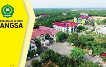 Massa Aliansi Aktivis Merdeka (ALASKA) Kota Langsa bersiap menggelar aksi unjuk rasa di depan Kejaksaan Negeri Langsa untuk mendesak pengusutan dugaan korupsi pengadaan videotron di IAIN Langsa.