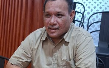 Wali Kota Langsa Jeffry Sentana memberikan keterangan kepada masyarakat saat penyaluran bantuan di Kantor Pos Langsa pada 20 Juni 2026, yang kemudian mendapat tanggapan dan kritik dari Forum Peduli Rakyat Miskin (FPRM).