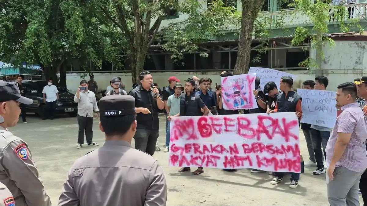 GEUBRAK mendesak Kejati Aceh dan Kejari Langsa mengusut tuntas dugaan pelanggaran proyek pengadaan seragam sekolah gratis dan tas sekolah di Kota Langsa yang telah dilaporkan oleh LSM Gadjah Puteh.