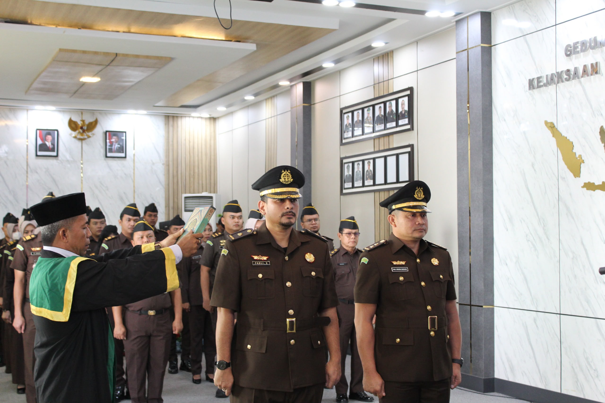 Pelantikan dan serah terima jabatan pejabat struktural Kejaksaan Negeri Langsa, Senin 13 Juli 2026. Fadli Setiawan resmi dilantik sebagai Kasi Pidsus Kejari Langsa, sementara Hendra Damanik menjabat sebagai Kasi Intel.