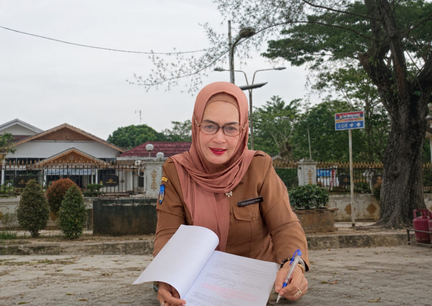 Satpol PP Kota Langsa memberikan klarifikasi bahwa atribut Indomaret memang sempat terpasang di depan Pendopo Wali Kota Langsa namun telah ditertibkan karena melanggar ketentuan lokasi pemasangan.