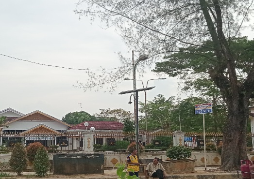 Papan penunjuk arah Indomaret yang sempat terpasang di depan kawasan Pendopo Wali Kota Langsa menjadi sorotan publik karena memunculkan pertanyaan mengenai izin pemasangan, transparansi perizinan, serta dugaan adanya perlakuan istimewa terhadap usaha ritel modern.