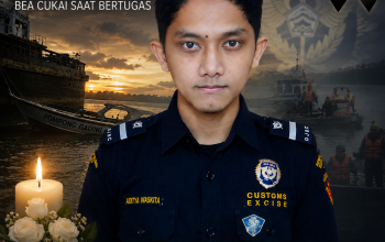 Potret petugas Bea Cukai Aditya Waskita yang gugur saat menjalankan tugas pengawasan ekspor, dengan ilustrasi suasana pelabuhan sebagai simbol duka dan pentingnya evaluasi standar keselamatan kerja.