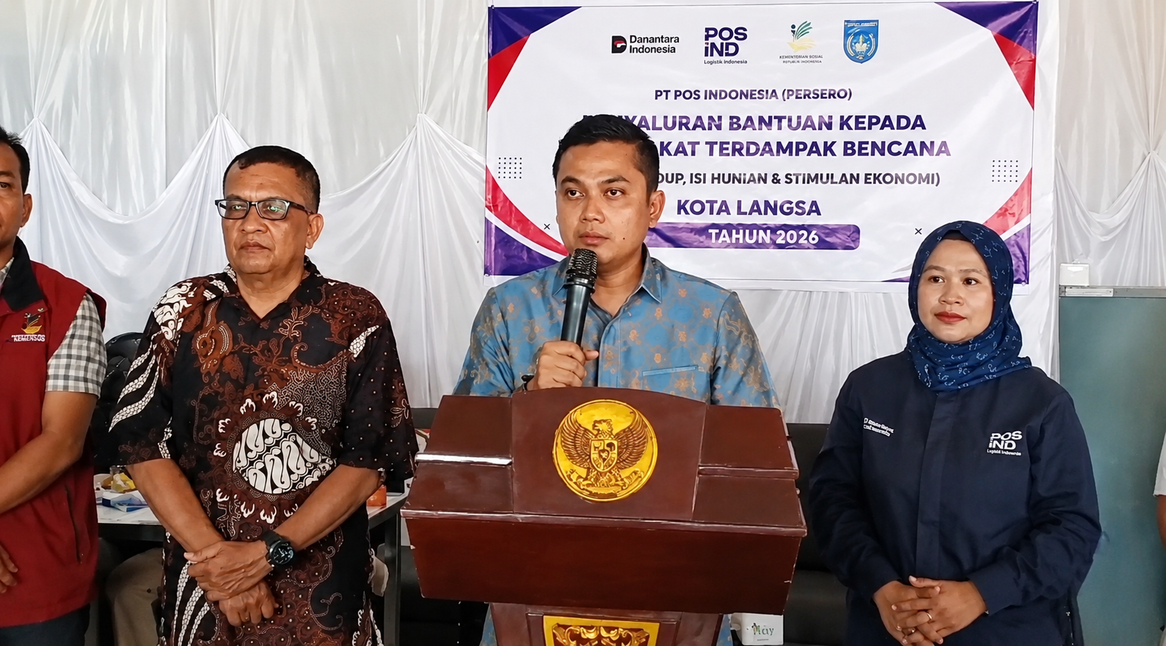 LSM Gadjah Puteh menilai kritik merupakan bagian dari demokrasi dan mengingatkan pentingnya bahasa yang mempersatukan dalam kepemimpinan.