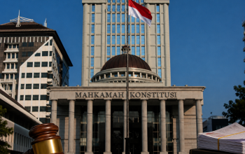 Gedung Mahkamah Konstitusi dengan ilustrasi palu hakim, dokumen APBN dan UUD 1945, serta simbol Program Makan Bergizi Gratis sebagai representasi putusan MK yang memisahkan anggaran pendidikan dari pembiayaan MBG.