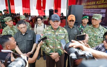 Presiden Prabowo Subianto didampingi Panglima TNI dan Menteri Pertahanan dalam kegiatan resmi TNI terkait kebijakan kenaikan tunjangan kinerja prajurit TNI dan pegawai Kementerian Pertahanan.