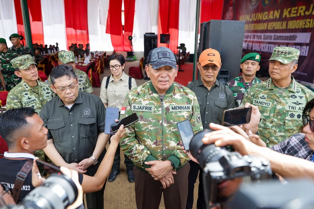 Presiden Prabowo Subianto didampingi Panglima TNI dan Menteri Pertahanan dalam kegiatan resmi TNI terkait kebijakan kenaikan tunjangan kinerja prajurit TNI dan pegawai Kementerian Pertahanan.
