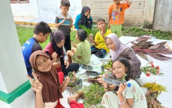 Mahasiswa KPM Mandiri Kelompok 09 UIN Sultanah Nahrasiyah Lhokseumawe bersama anak-anak menanam bunga di Perpustakaan Cerdas Bangsa Gampong Ude Aceh Utara,