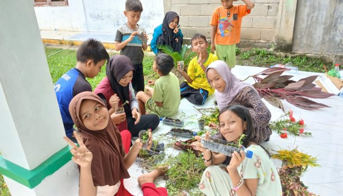 KPM Mandiri UIN Sultanah Nahrasiyah Ajak Anak-anak Rawat Alam Melalui Gerakan Menanam Bunga