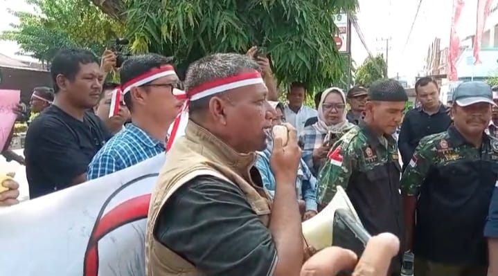 Aksi unjuk rasa damai masyarakat di depan Kantor Imigrasi Kelas II TPI Langsa menyoroti pelayanan paspor, Senin 31 Agustus 2026.