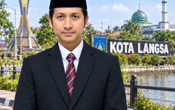 Kadis PUPR dan Pertanahan Kota Langsa Muzammil S.STP mengundurkan diri dari jabatannya, Title: Muzammil Mundur! Lagi-Lagi Pejabat Pemko Langsa Tinggalkan Jabatan, Ada Apa dengan Jeffry?, Caption: Kepala Dinas PUPR dan Pertanahan Kota Langsa Muzammil S.STP dikabarkan mengundurkan diri dari jabatannya pada Senin 28 September 2026, Description: Kepala Dinas PUPR dan Pertanahan Kota Langsa Muzammil S.STP mengundurkan diri dari jabatannya. Pengunduran diri tersebut dibenarkan Plh Kepala BKPSDM Kota Langsa Hartama S.STP. Hingga kini alasan pasti pengunduran diri Muzammil belum diketahui dan masih menunggu penjelasan resmi yang bersangkutan, Tags: Muzammil S.STP, Kadis PUPR Langsa, PUPR Langsa, Dinas PUPR dan Pertanahan Langsa, Pemko Langsa, Pemerintah Kota Langsa, Jeffry Sentana, Wali Kota Langsa, pejabat Pemko Langsa, pejabat mundur, pengunduran diri pejabat, birokrasi Langsa, politik pemerintahan Langsa, Langsa, Aceh, AtjehUpdate.com