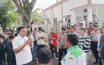 Aksi demonstrasi Aliansi Elemen Sipil Bersatu bersama LSM Gadjah Puteh dan GEUBRAK di tiga instansi Kota Langsa, menuntut transparansi penegakan hukum dan pengusutan dugaan korupsi.