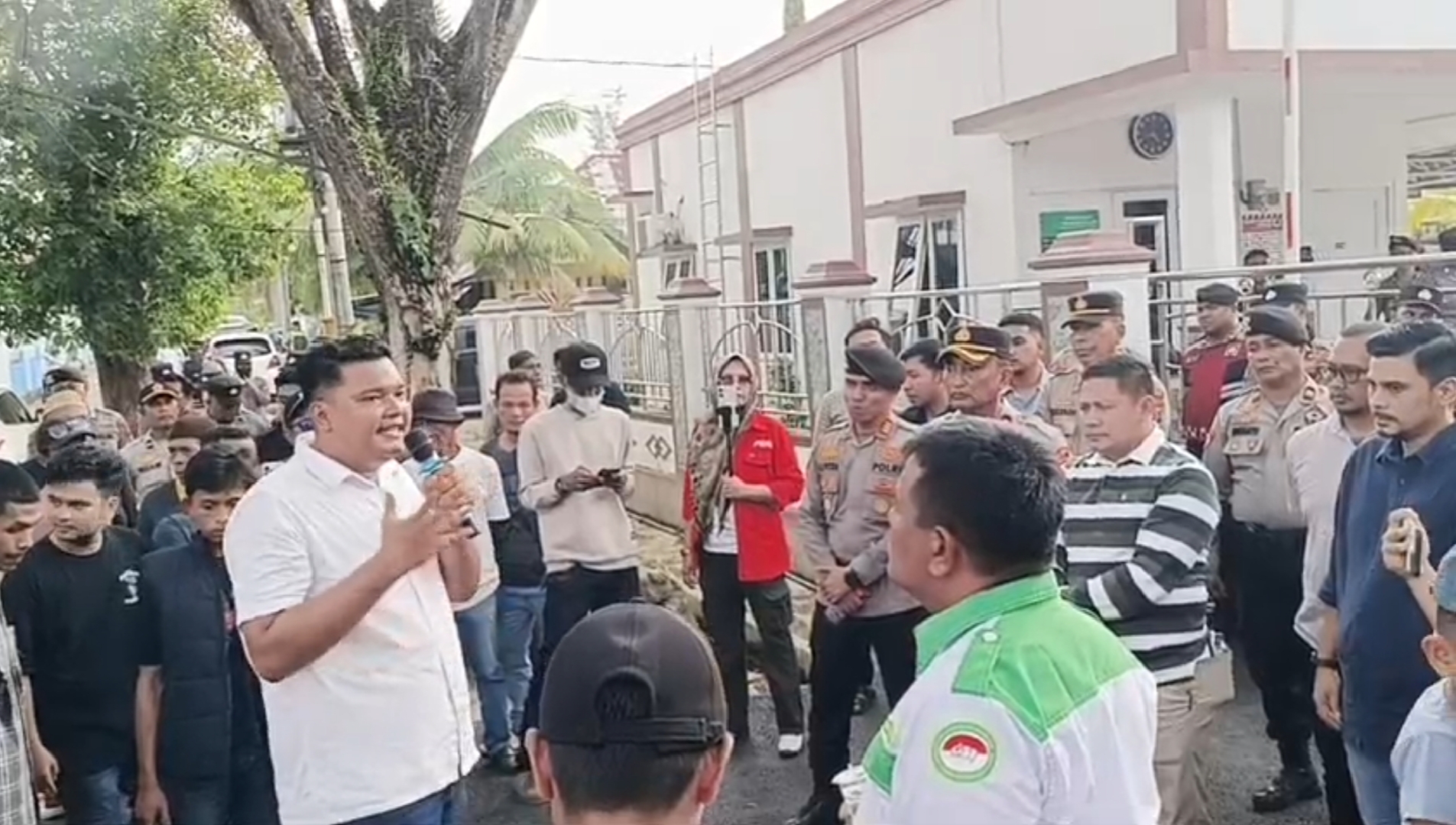 Aksi demonstrasi Aliansi Elemen Sipil Bersatu bersama LSM Gadjah Puteh dan GEUBRAK di tiga instansi Kota Langsa, menuntut transparansi penegakan hukum dan pengusutan dugaan korupsi.