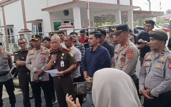 Aksi Direktur Eksekutif LSM Gadjah Puteh Said Zahirsyah Almahdaly bersama GEUBRAK di Kejari Langsa, mendesak pengusutan dugaan korupsi revitalisasi sekolah.