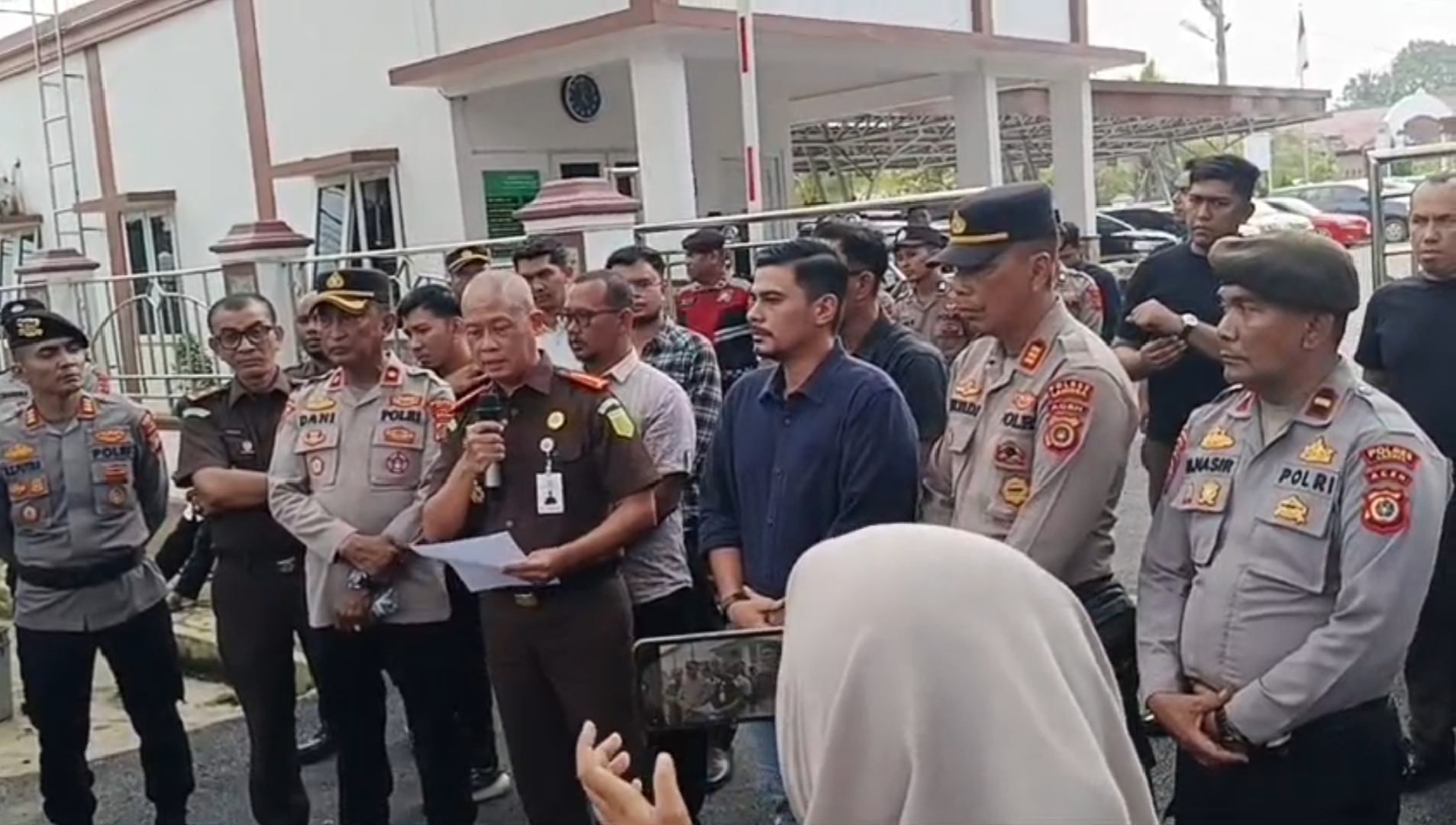 Aksi Direktur Eksekutif LSM Gadjah Puteh Said Zahirsyah Almahdaly bersama GEUBRAK di Kejari Langsa, mendesak pengusutan dugaan korupsi revitalisasi sekolah.