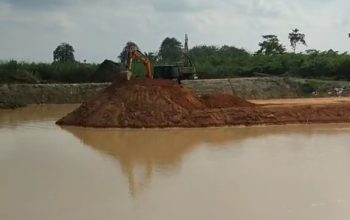 Endapan lumpur setebal tiga meter menutup kanal intake Instalasi Pengolahan Air (IPA) Karang Baru milik Perumda Tirta Tamiang pascabanjir, menyebabkan distribusi air bersih kepada pelanggan di Aceh Tamiang terganggu.