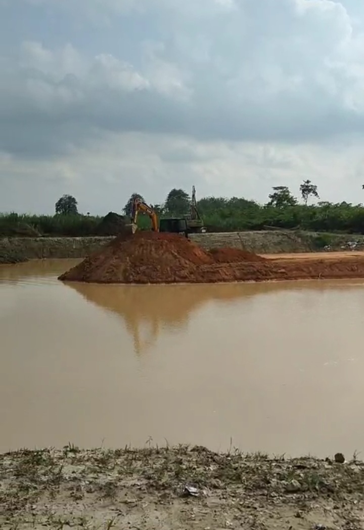Endapan lumpur setebal tiga meter menutup kanal intake Instalasi Pengolahan Air (IPA) Karang Baru milik Perumda Tirta Tamiang pascabanjir, menyebabkan distribusi air bersih kepada pelanggan di Aceh Tamiang terganggu.