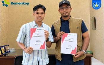 Pertemuan tim PMO Muhammad Ridha dan Reza dengan pengurus Koperasi Desa Kelurahan Merah Putih di Kota Langsa membahas verifikasi peserta pelatihan bendahara bersertifikat.