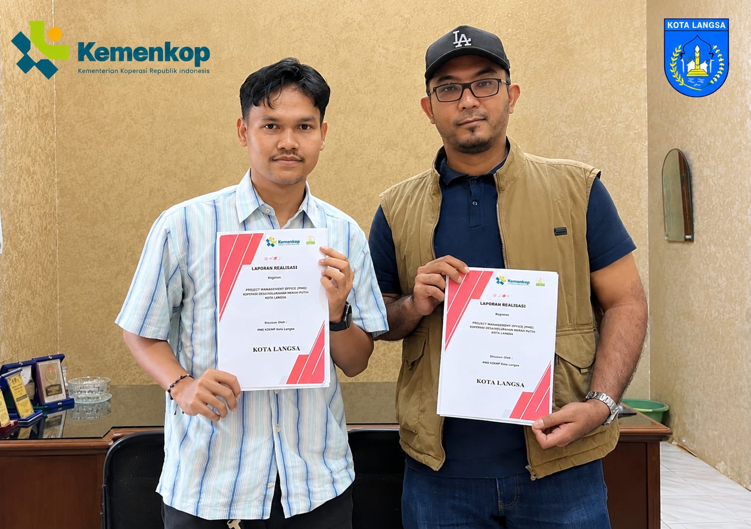 Pertemuan tim PMO Muhammad Ridha dan Reza dengan pengurus Koperasi Desa Kelurahan Merah Putih di Kota Langsa membahas verifikasi peserta pelatihan bendahara bersertifikat.
