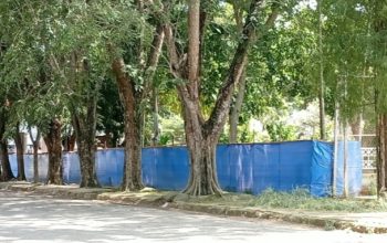 Kawasan Taman Bambu Runcing Kota Langsa tertutup terpal biru, memunculkan pertanyaan publik mengenai jenis pekerjaan, sumber anggaran, nilai kontrak, dan identitas pelaksana proyek.